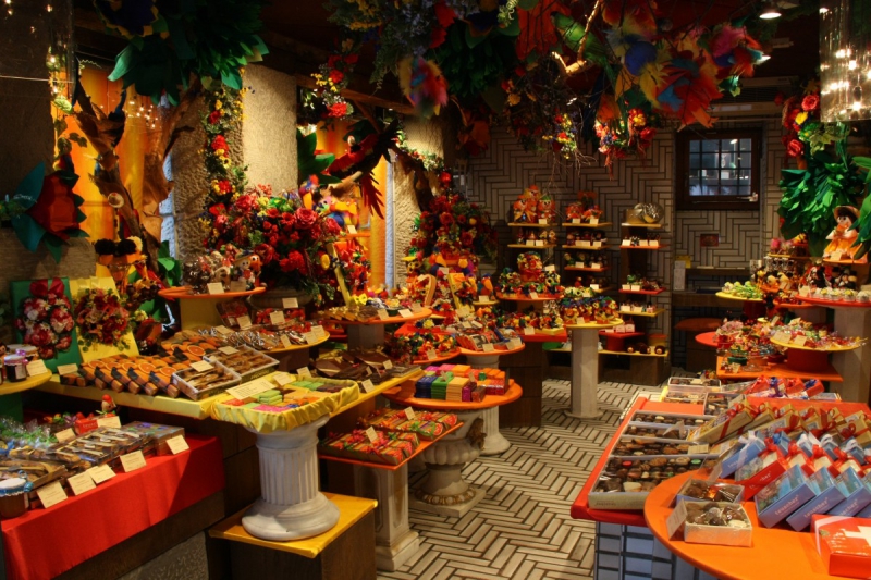 vitrine-MOUANS SARTOUX-min_candy_store_chocolate_shop_chocolate_switzerland-393515